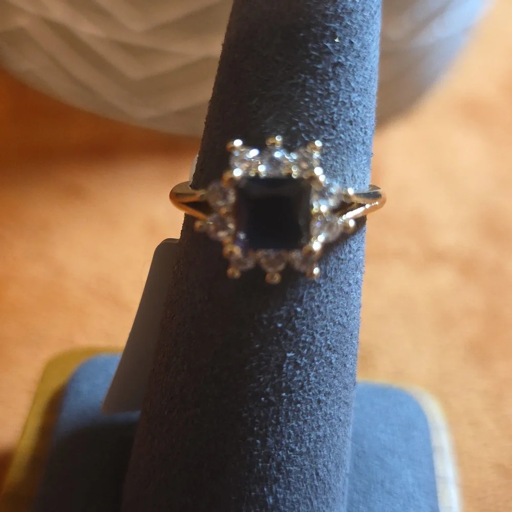MACY'S Gold and Black Stone Ring - Picture 2 of 3